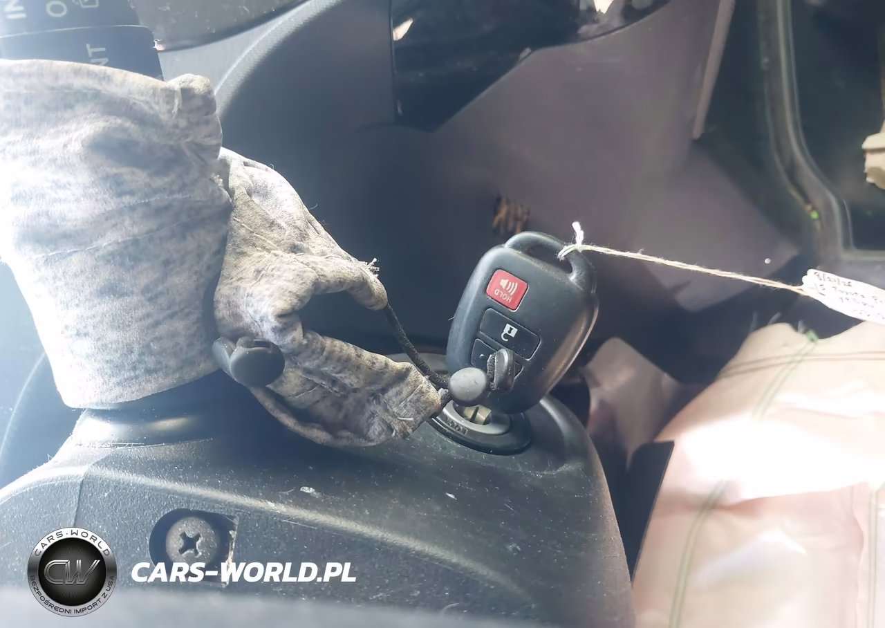 2015 Toyota Prius C Two VIN:JTDKDTB37F1103120 - 11