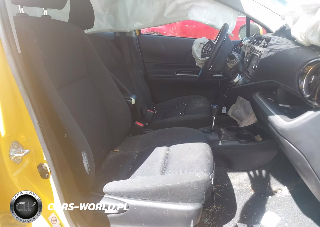 2015 Toyota Prius C Two VIN:JTDKDTB37F1103120 - 5