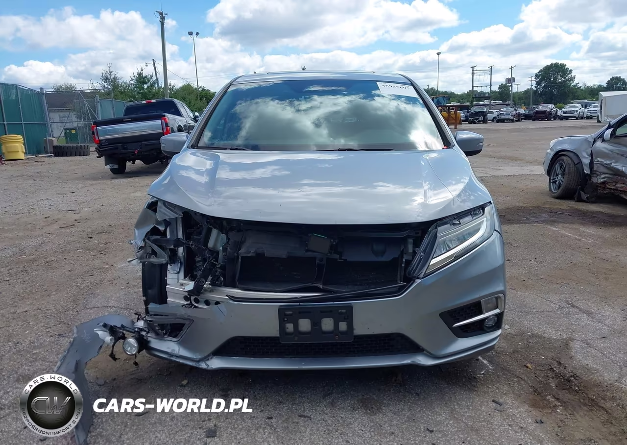 2018 Honda Odyssey Touring VIN:5FNRL6H86JB009056 - 13
