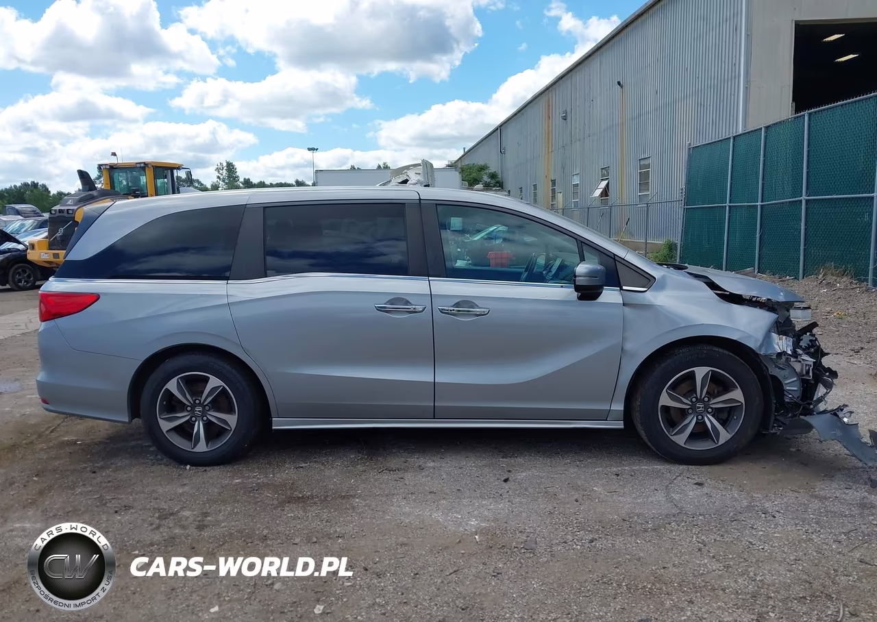 2018 Honda Odyssey Touring VIN:5FNRL6H86JB009056 - 14