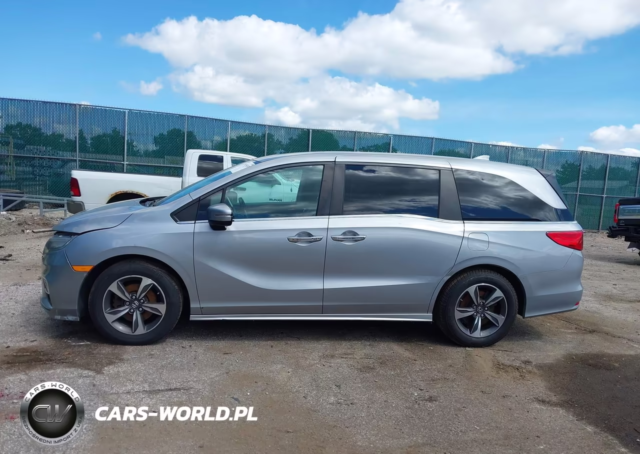 2018 Honda Odyssey Touring VIN:5FNRL6H86JB009056 - 15