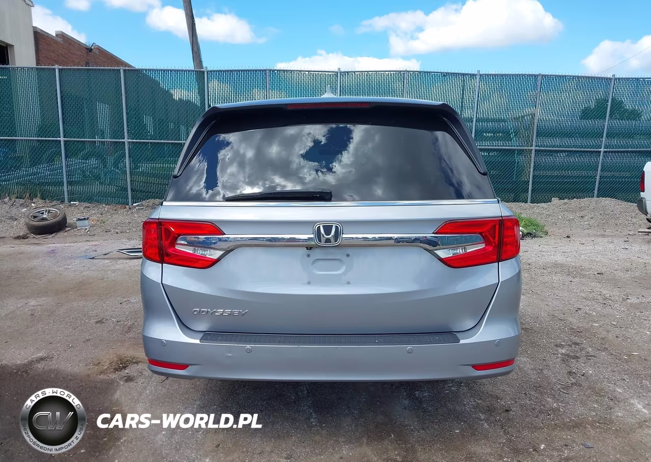 2018 Honda Odyssey Touring VIN:5FNRL6H86JB009056 - 17