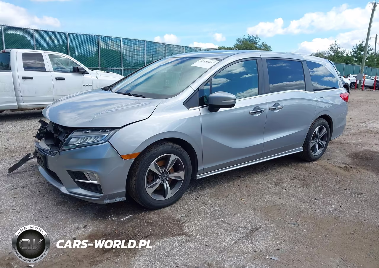 2018 Honda Odyssey Touring VIN:5FNRL6H86JB009056 - 2