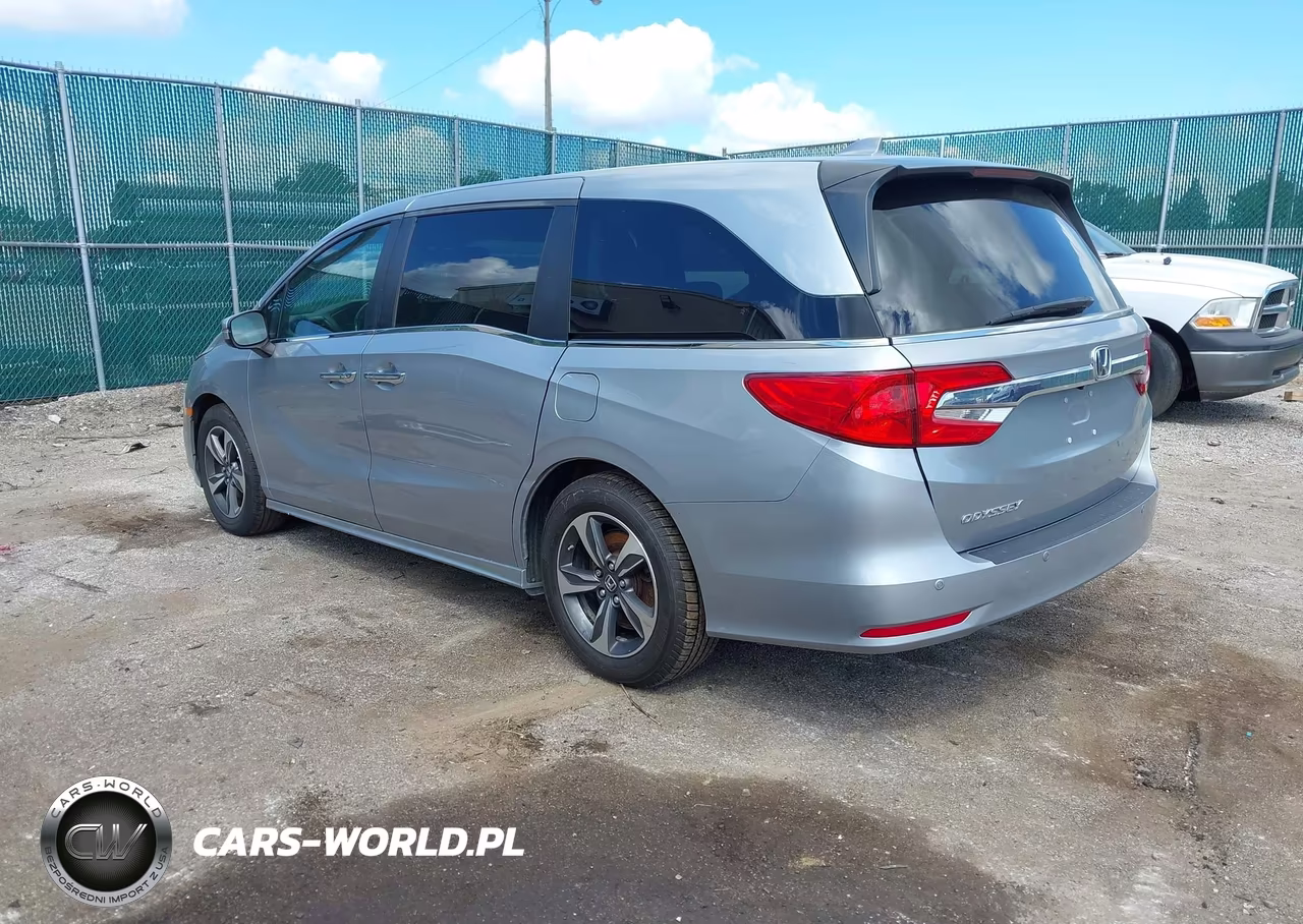 2018 Honda Odyssey Touring VIN:5FNRL6H86JB009056 - 3