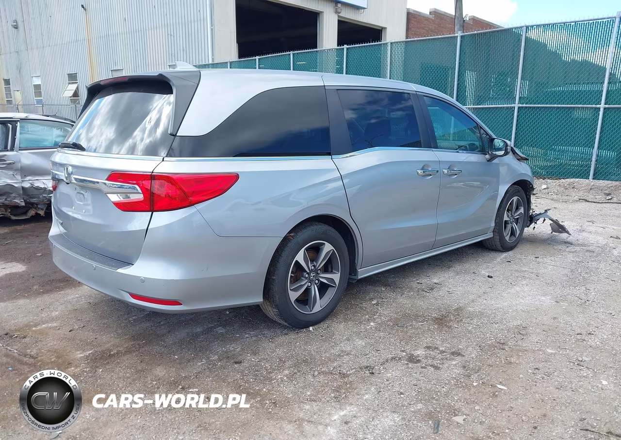 2018 Honda Odyssey Touring VIN:5FNRL6H86JB009056 - 4