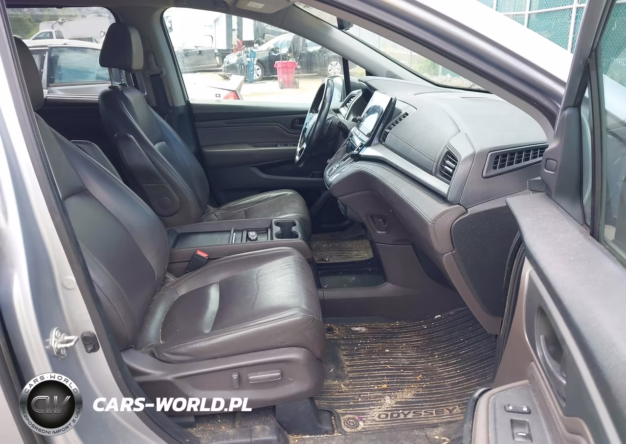 2018 Honda Odyssey Touring VIN:5FNRL6H86JB009056 - 5