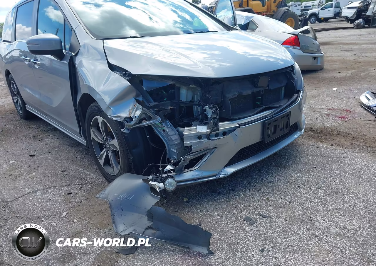 2018 Honda Odyssey Touring VIN:5FNRL6H86JB009056 - 6