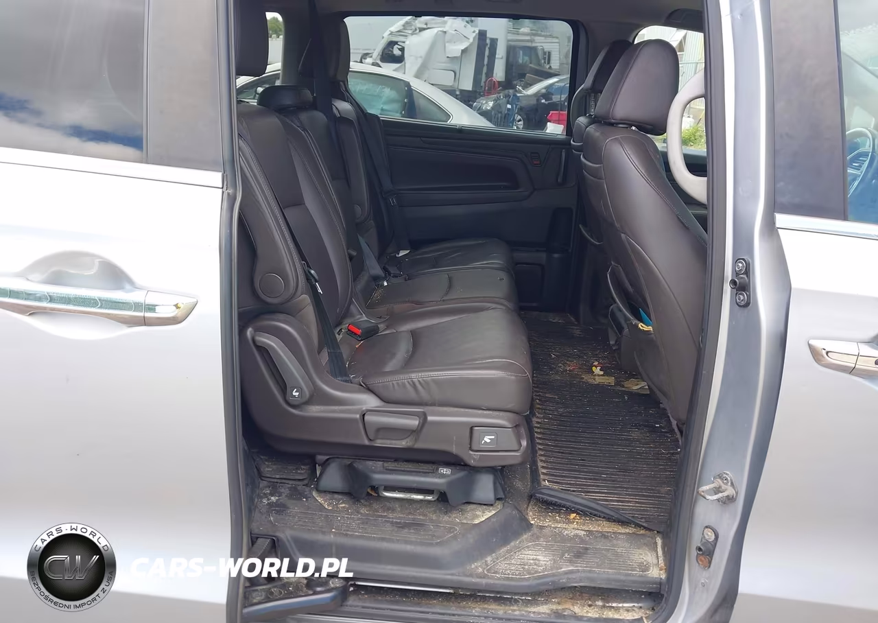 2018 Honda Odyssey Touring VIN:5FNRL6H86JB009056 - 8
