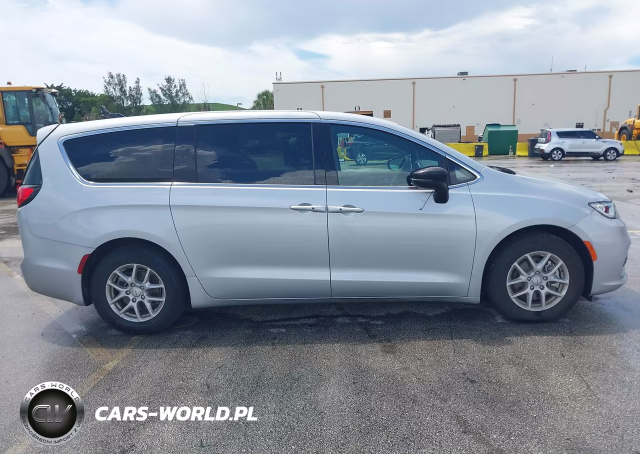 2026 Chrysler Pacifica Select VIN:2C4RC1BG0TR176099 - 13