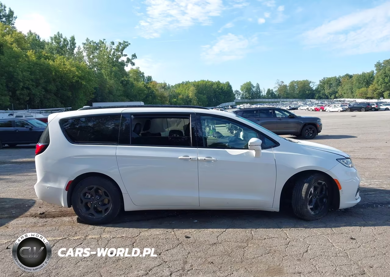 2021 Chrysler Pacifica Hybrid Touring L VIN:2C4RC1L77MR575382 - 13