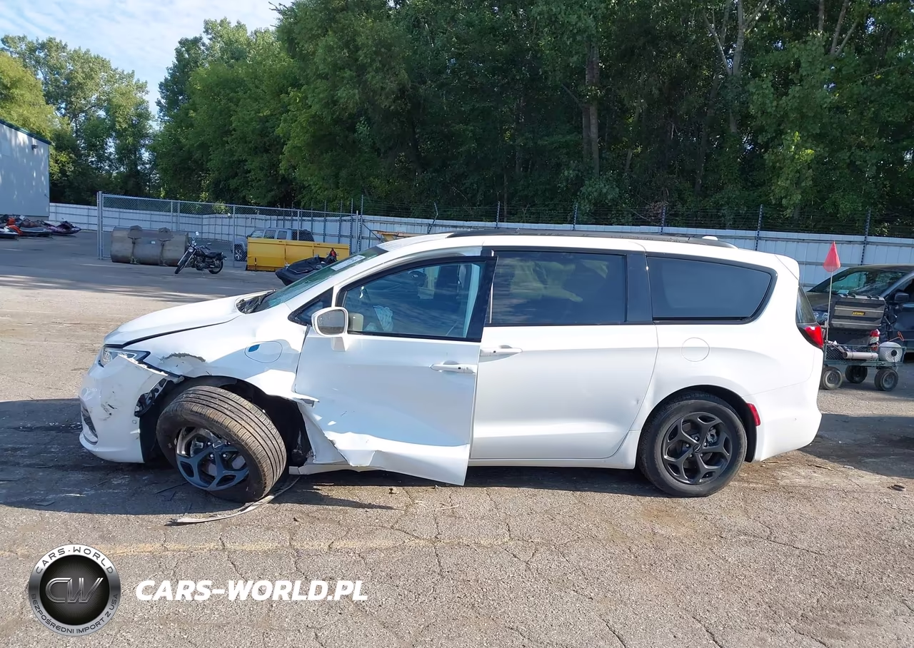 2021 Chrysler Pacifica Hybrid Touring L VIN:2C4RC1L77MR575382 - 14