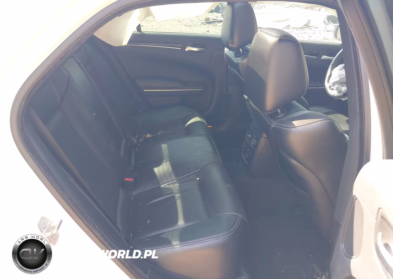 2018 Chrysler 300 VIN:2C3CCABG6JH117684 - 8