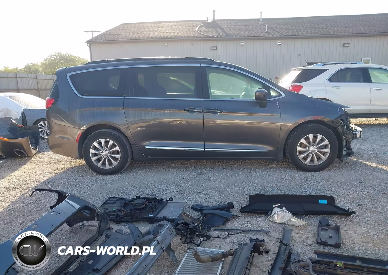 2017 Chrysler Pacifica Touring-L VIN:2C4RC1BGXHR734368 - 14