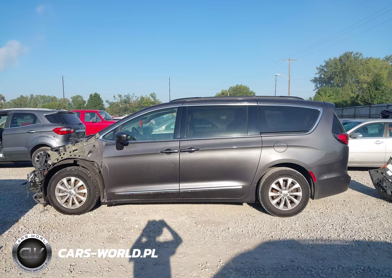 2017 Chrysler Pacifica Touring-L VIN:2C4RC1BGXHR734368 - 15