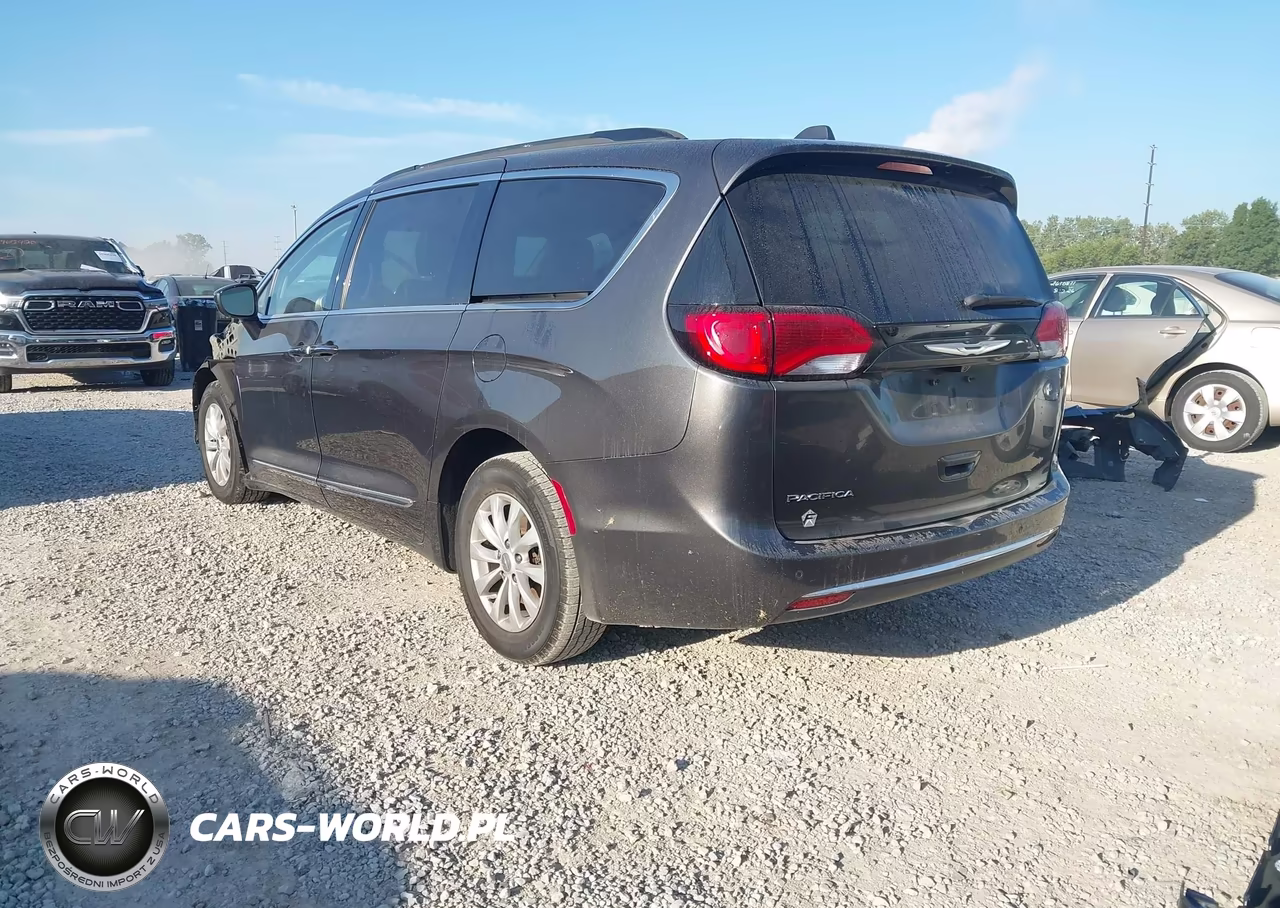 2017 Chrysler Pacifica Touring-L VIN:2C4RC1BGXHR734368 - 3