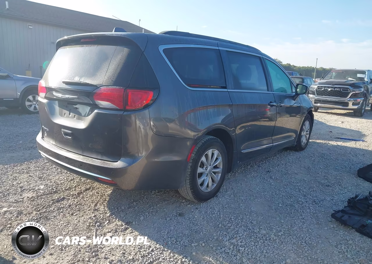 2017 Chrysler Pacifica Touring-L VIN:2C4RC1BGXHR734368 - 4