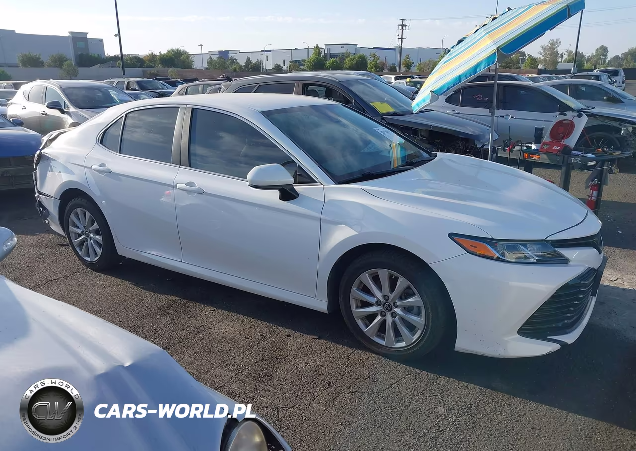 2018 Toyota Camry Le VIN:4T1B11HK0JU638224 - 13