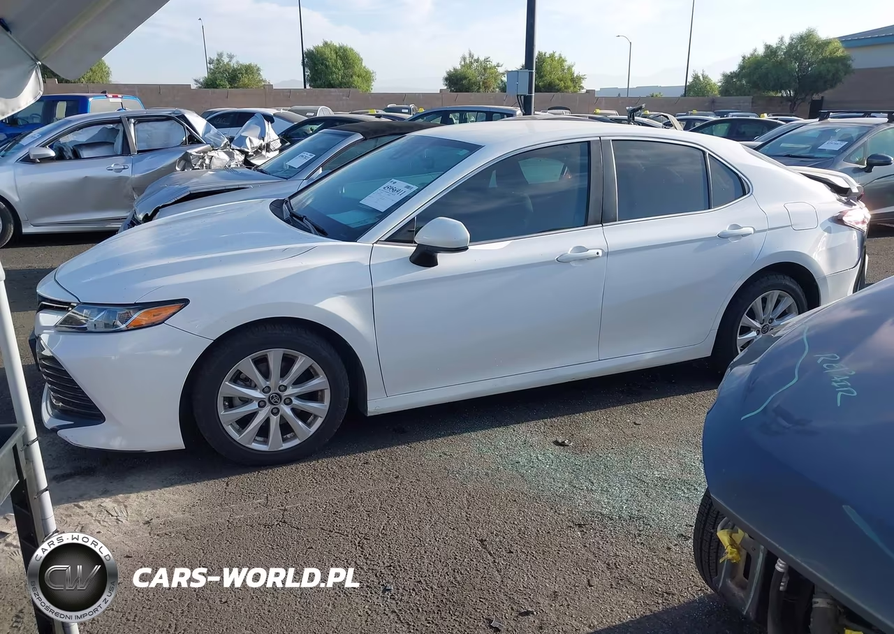 2018 Toyota Camry Le VIN:4T1B11HK0JU638224 - 14