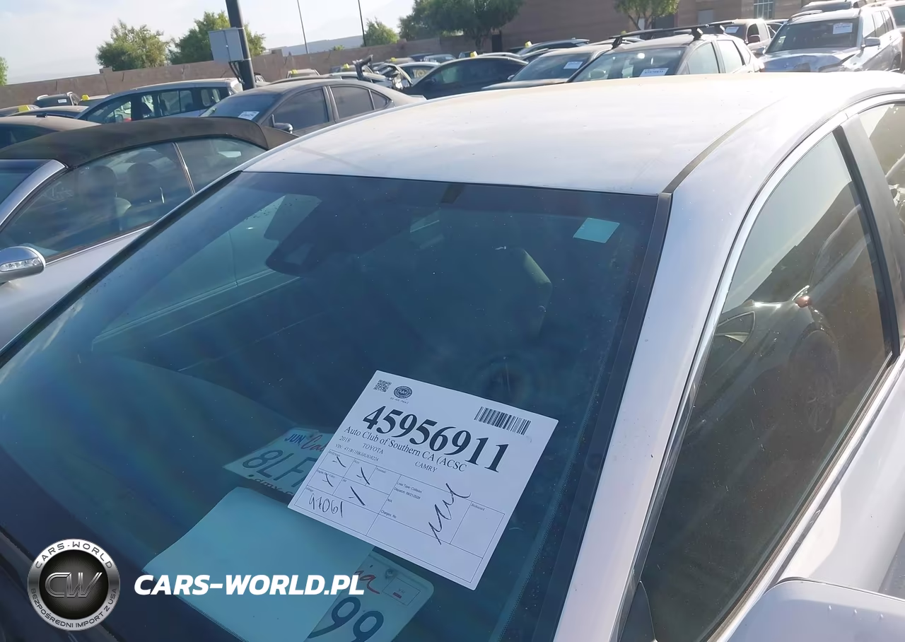 2018 Toyota Camry Le VIN:4T1B11HK0JU638224 - 17