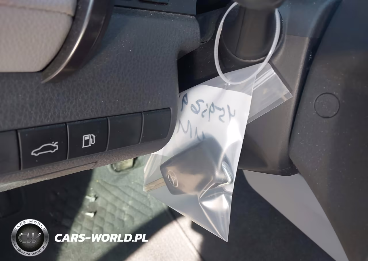 2018 Toyota Camry Le VIN:4T1B11HK0JU638224 - 18