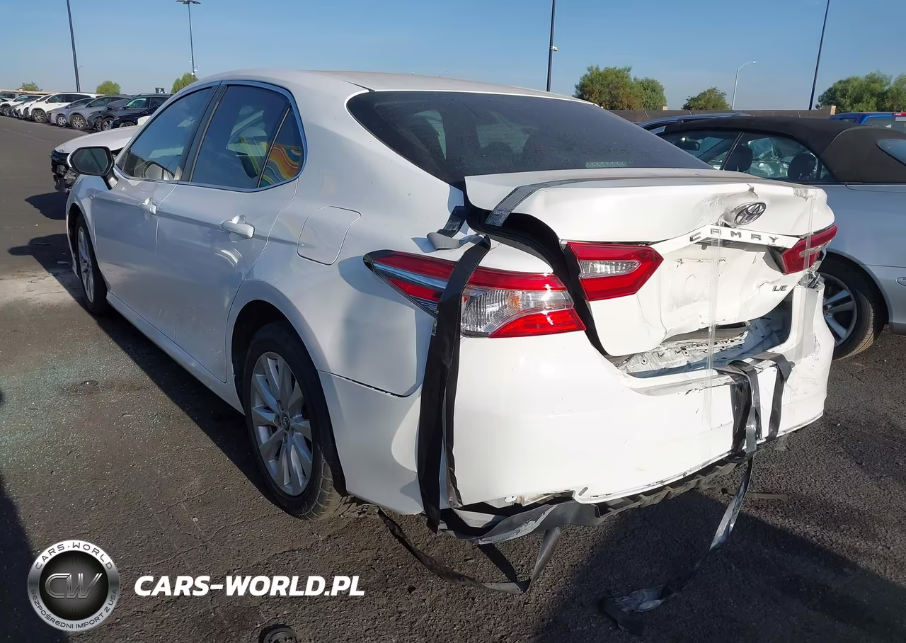 2018 Toyota Camry Le VIN:4T1B11HK0JU638224 - 3