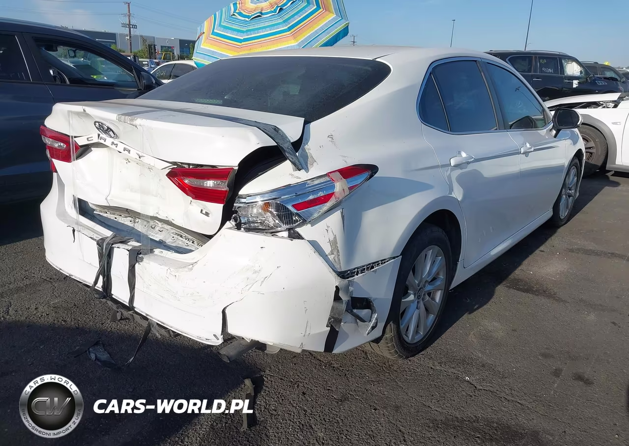 2018 Toyota Camry Le VIN:4T1B11HK0JU638224 - 4
