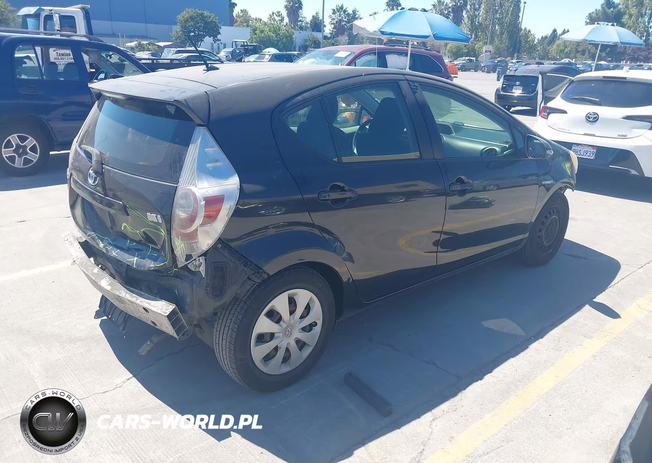 2013 Toyota Prius C Two VIN:JTDKDTB35D1056098 - 4