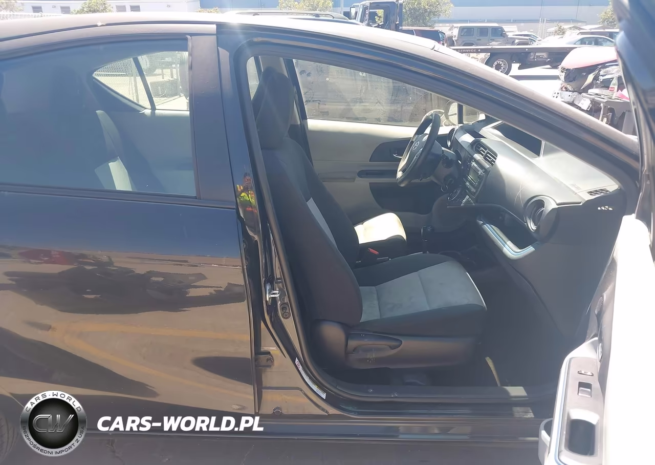 2013 Toyota Prius C Two VIN:JTDKDTB35D1056098 - 5