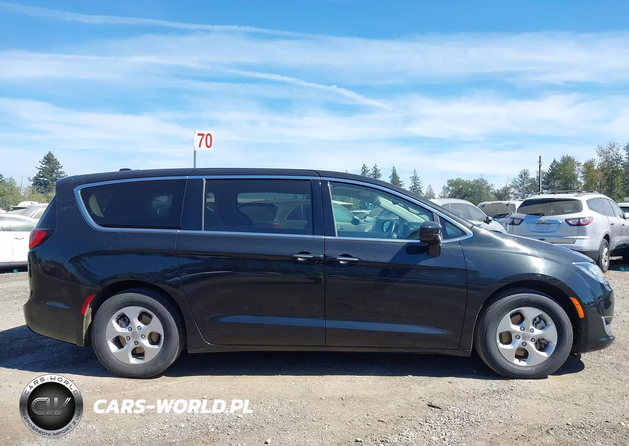 2017 Chrysler Pacifica Hybrid Touring Plus VIN:2C4RC1H75HR797420 - 13