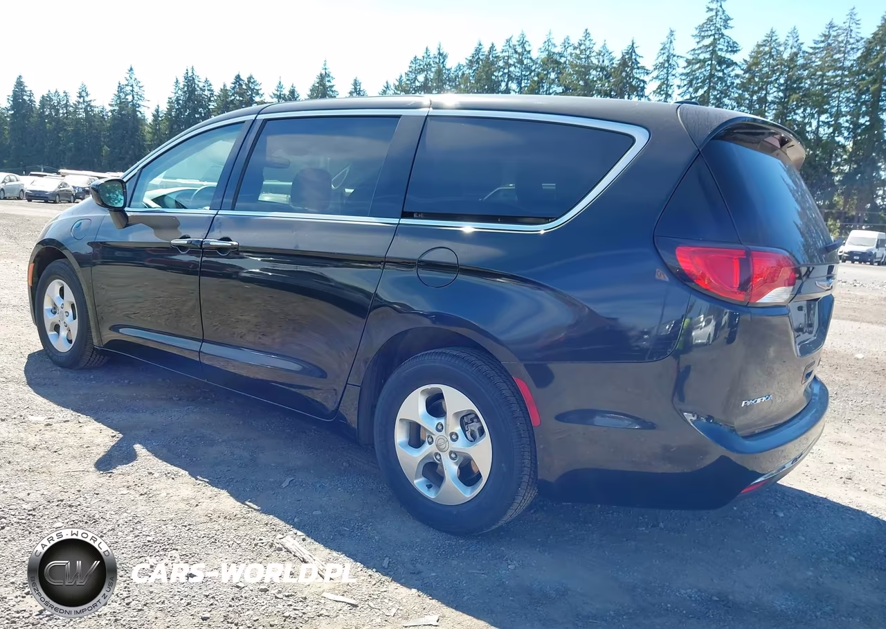 2017 Chrysler Pacifica Hybrid Touring Plus VIN:2C4RC1H75HR797420 - 3