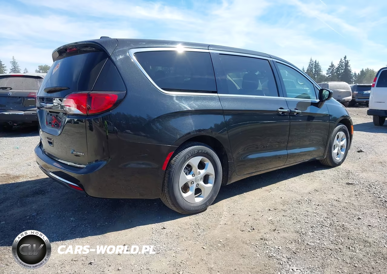 2017 Chrysler Pacifica Hybrid Touring Plus VIN:2C4RC1H75HR797420 - 4