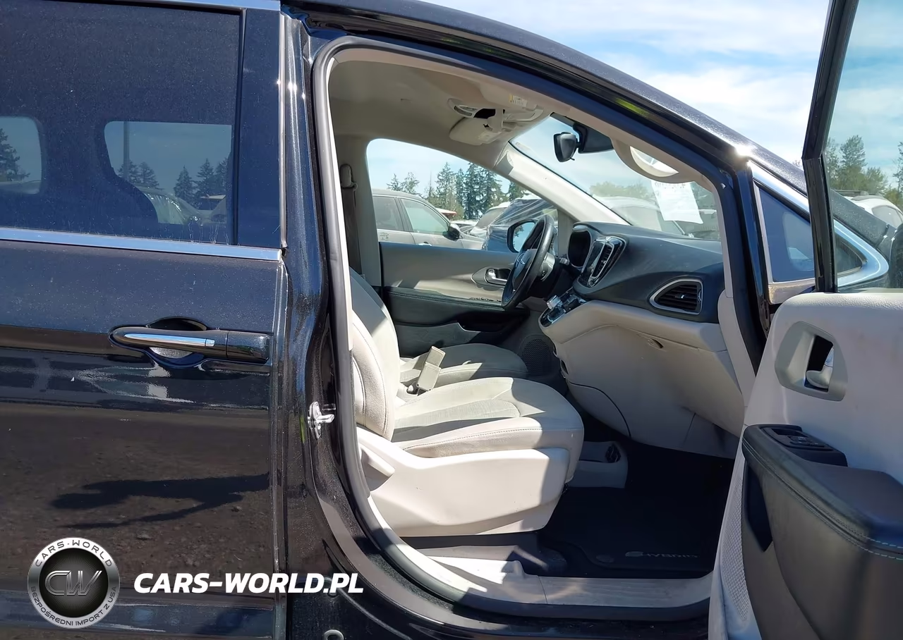 2017 Chrysler Pacifica Hybrid Touring Plus VIN:2C4RC1H75HR797420 - 5