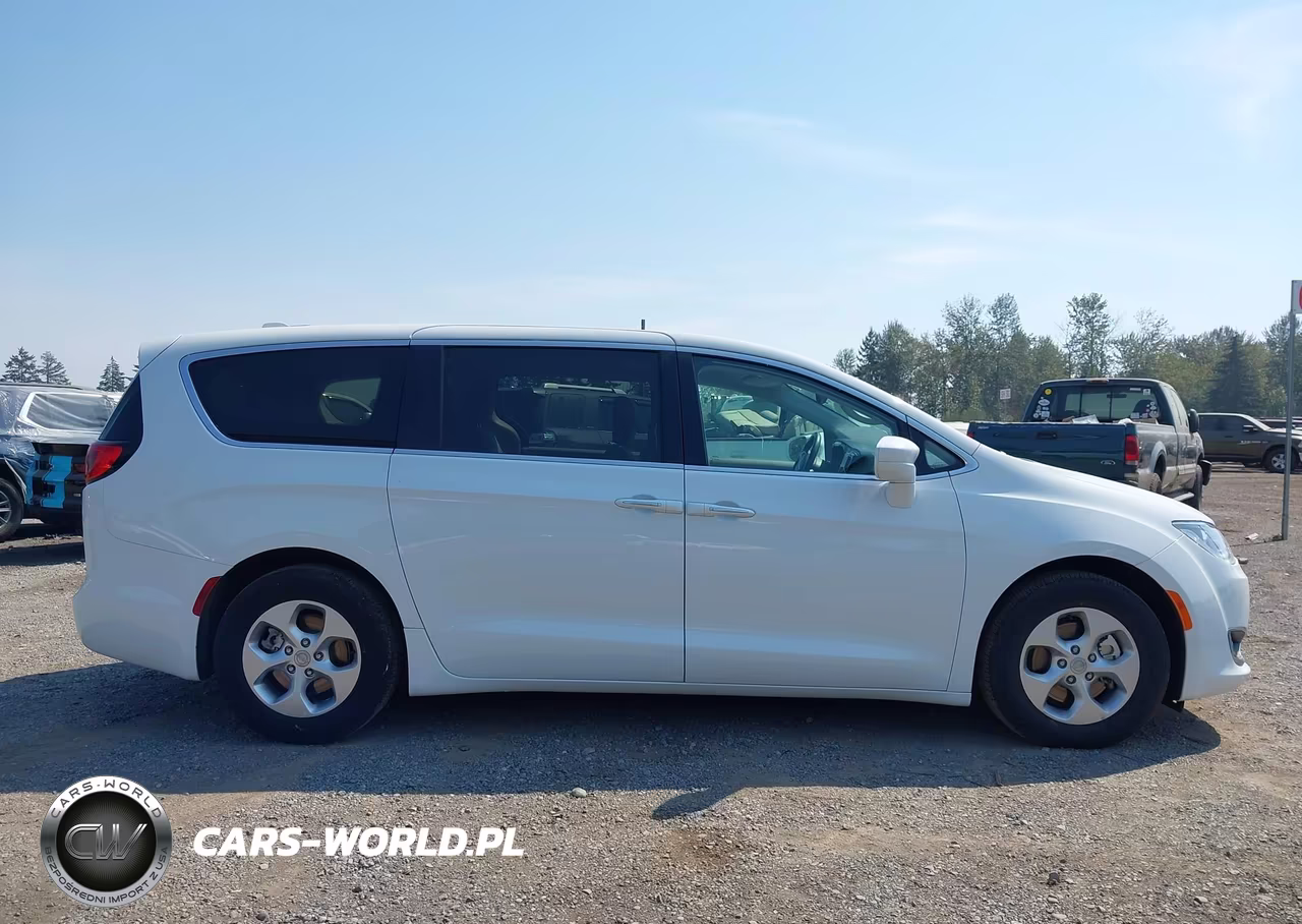 2018 Chrysler Pacifica Hybrid Touring Plus VIN:2C4RC1H73JR311659 - 13