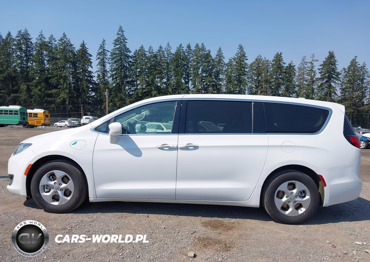 2018 Chrysler Pacifica Hybrid Touring Plus VIN:2C4RC1H73JR311659 - 14