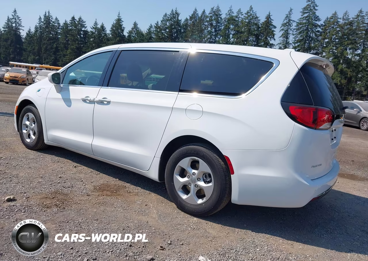 2018 Chrysler Pacifica Hybrid Touring Plus VIN:2C4RC1H73JR311659 - 3