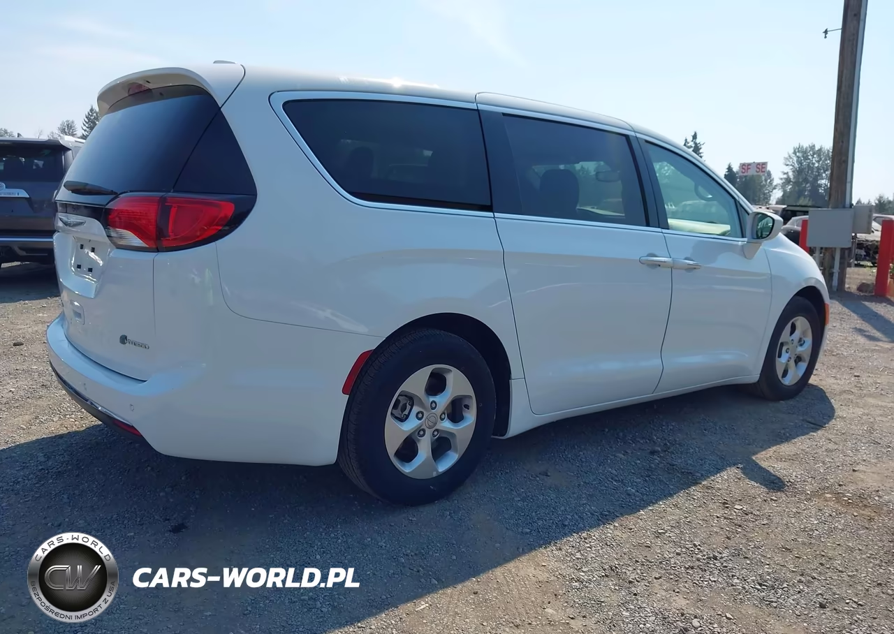 2018 Chrysler Pacifica Hybrid Touring Plus VIN:2C4RC1H73JR311659 - 4