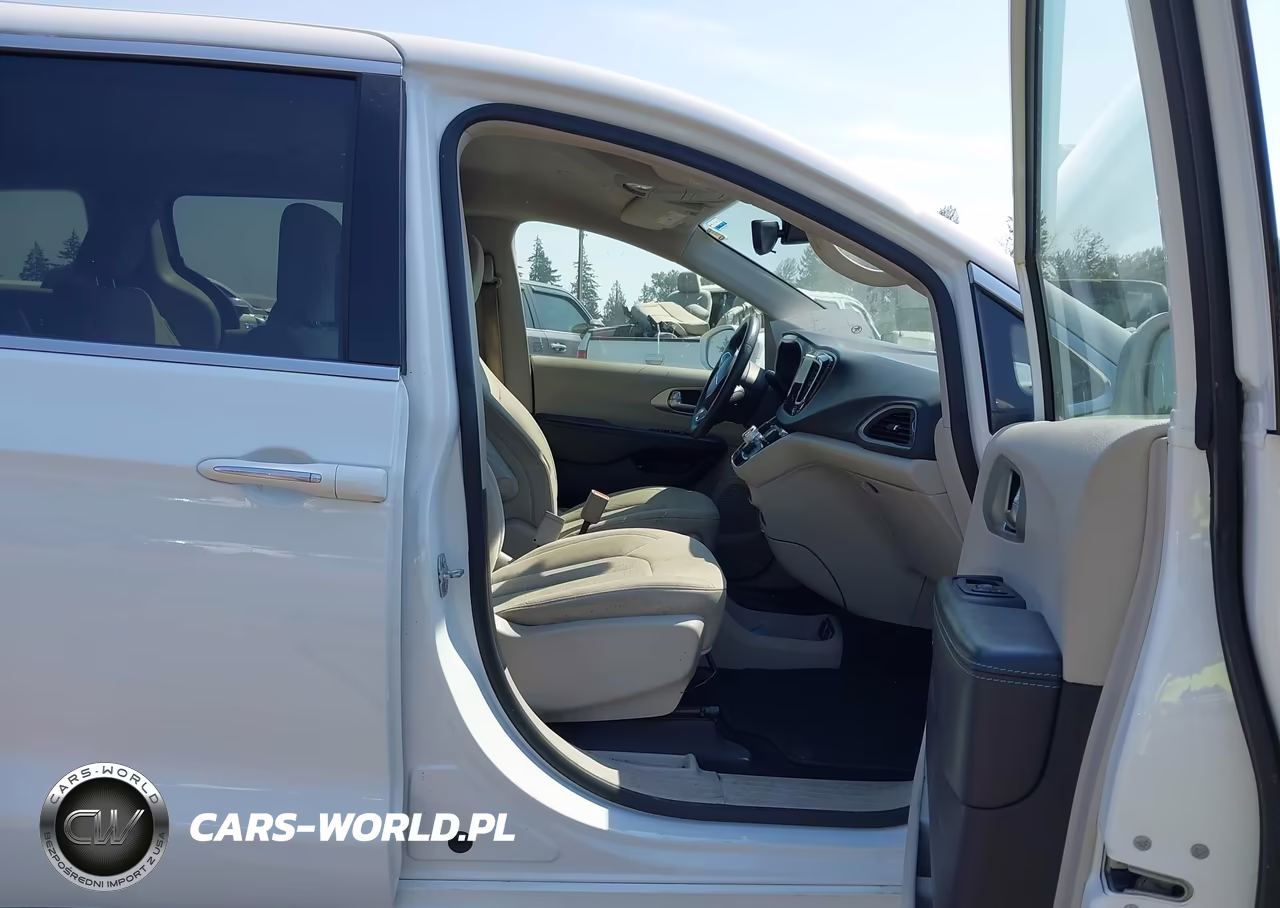 2018 Chrysler Pacifica Hybrid Touring Plus VIN:2C4RC1H73JR311659 - 5