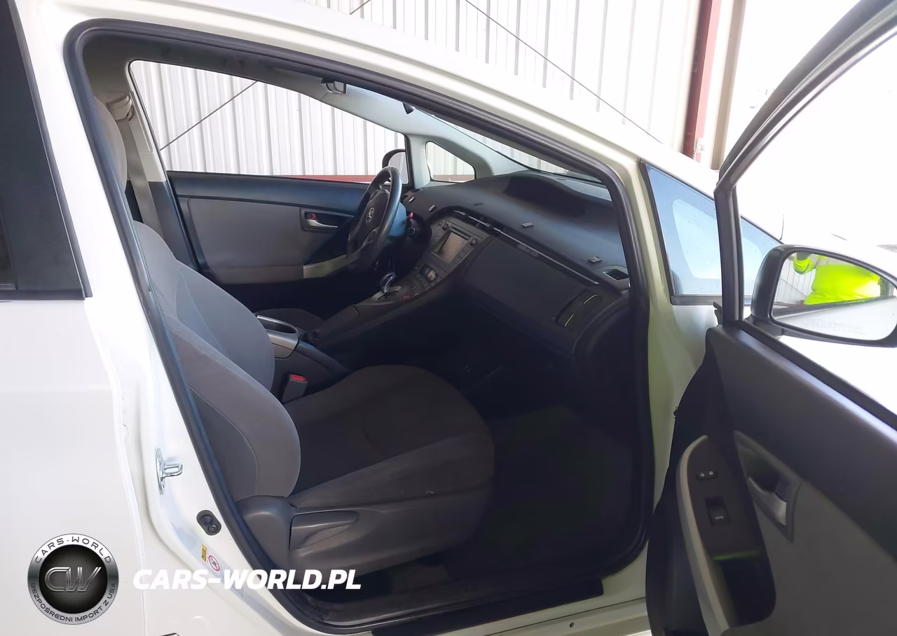 2015 Toyota Prius Two VIN:JTDKN3DU3F1984725 - 5