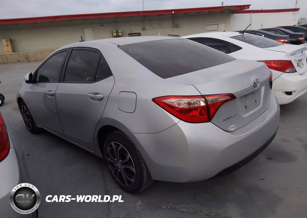 2018 Toyota Corolla Le VIN:5YFBURHE4JP798219 - 3