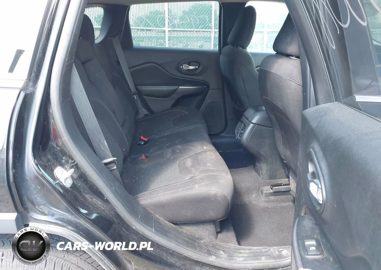 2019 Jeep Cherokee Latitude 4X4 VIN:1C4PJMCB5KD347688 - 8