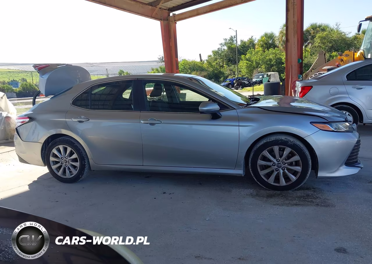 2018 Toyota Camry Le VIN:JTNB11HK3J3017677 - 13