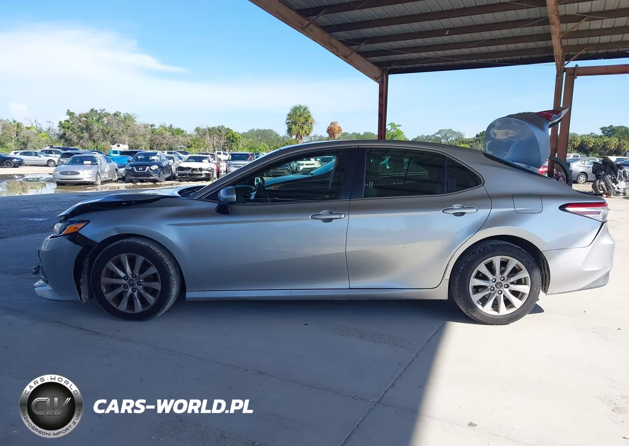 2018 Toyota Camry Le VIN:JTNB11HK3J3017677 - 14