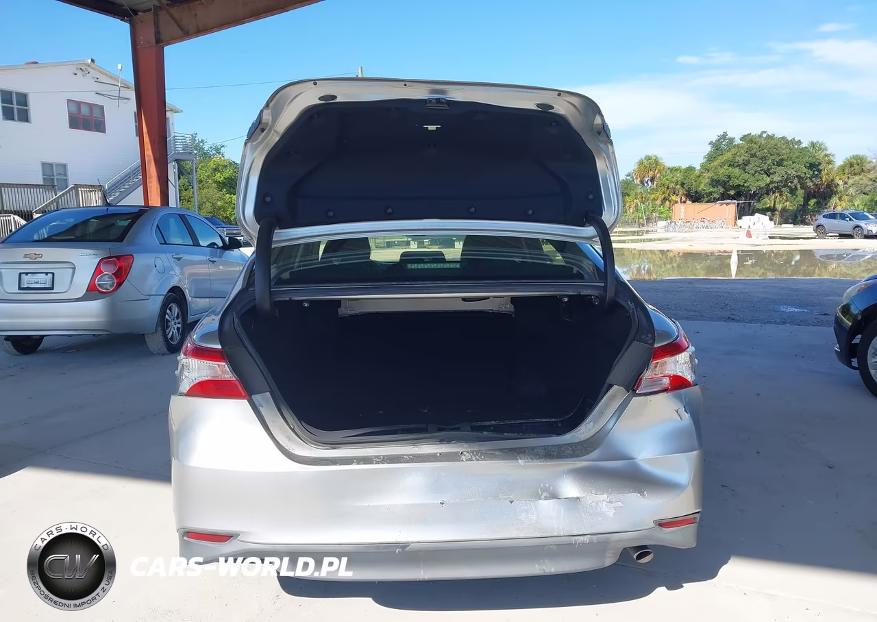 2018 Toyota Camry Le VIN:JTNB11HK3J3017677 - 16