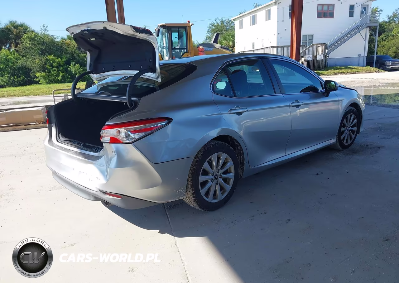 2018 Toyota Camry Le VIN:JTNB11HK3J3017677 - 4