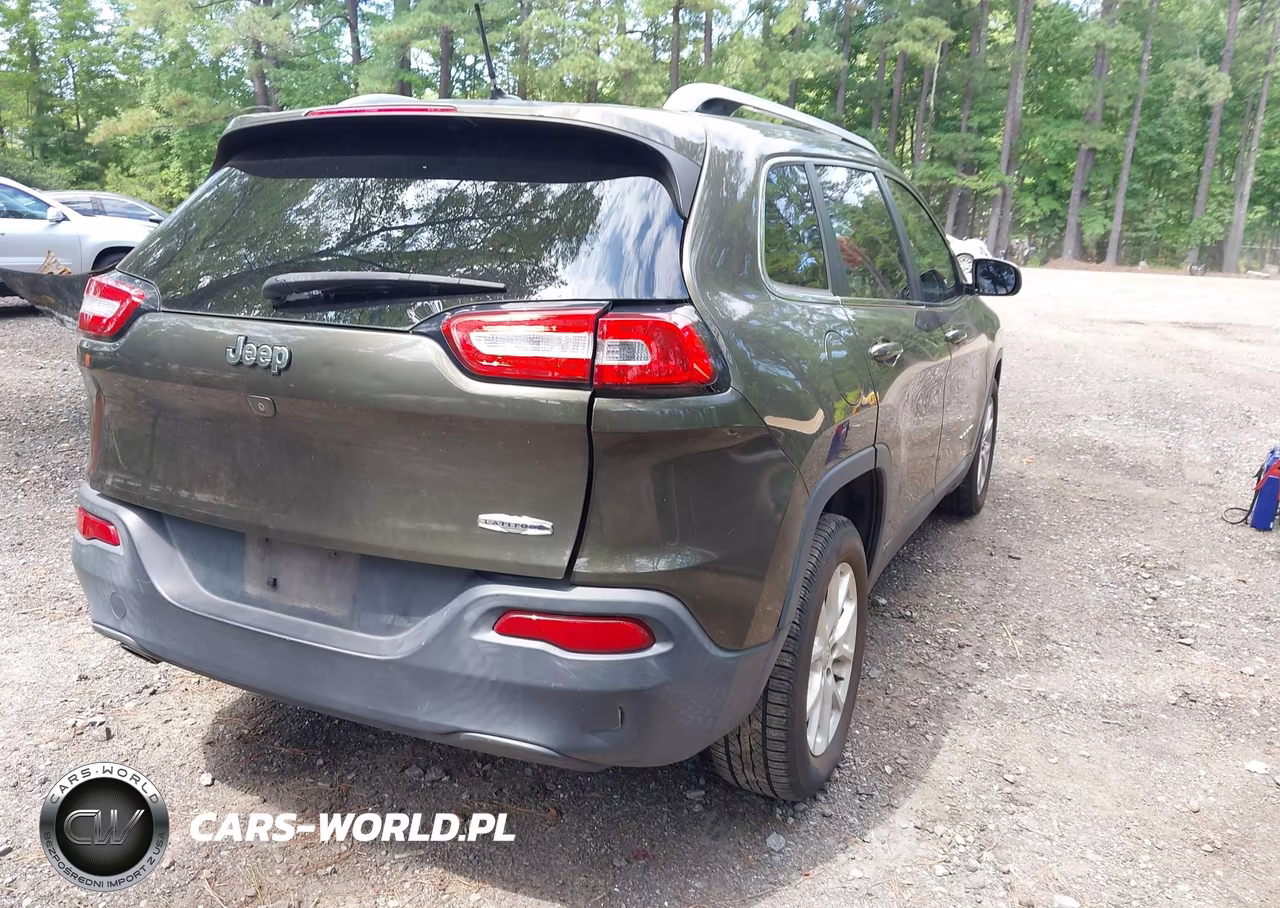 2016 Jeep Cherokee Latitude VIN:1C4PJLCB4GW125892 - 4