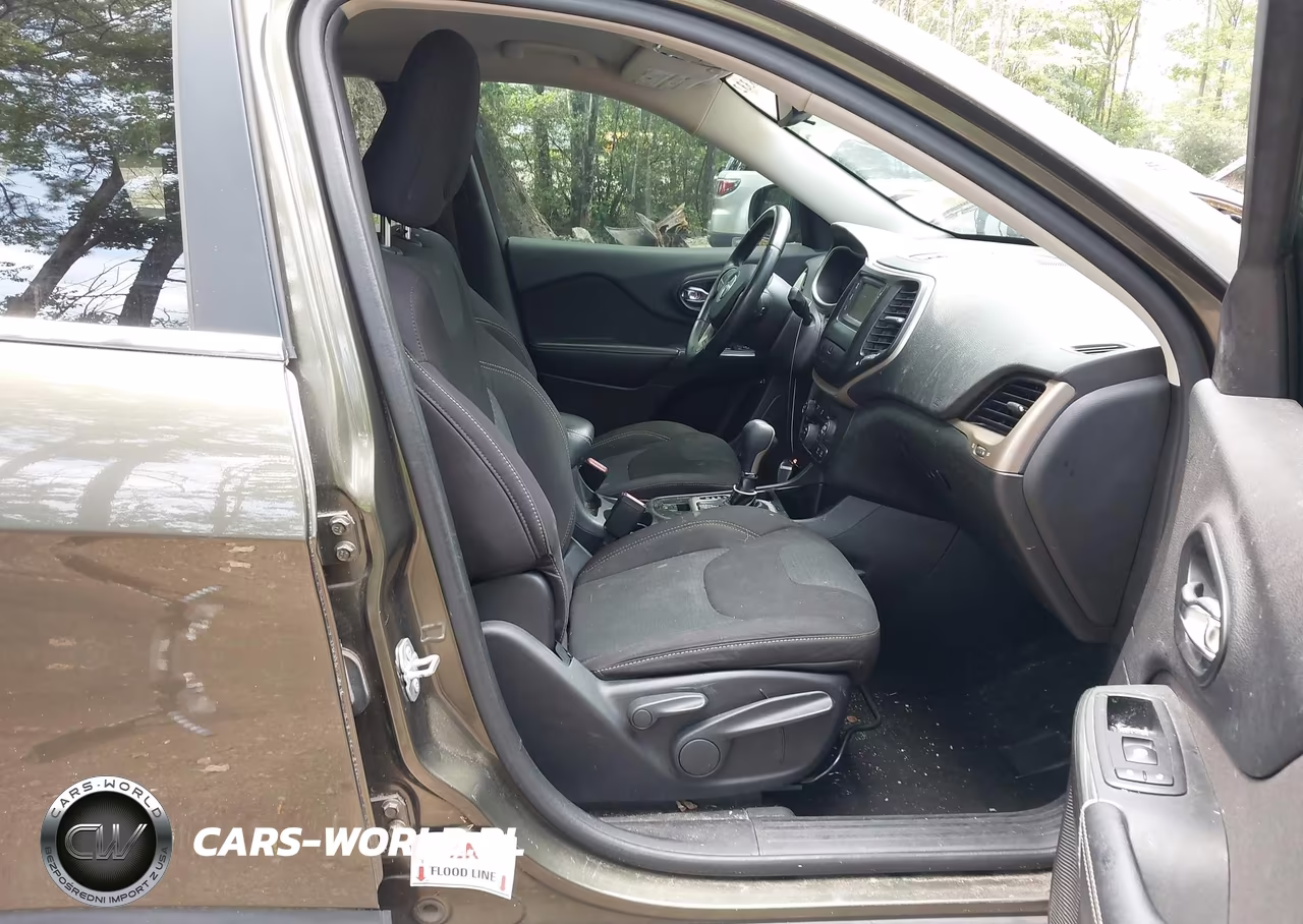 2016 Jeep Cherokee Latitude VIN:1C4PJLCB4GW125892 - 5