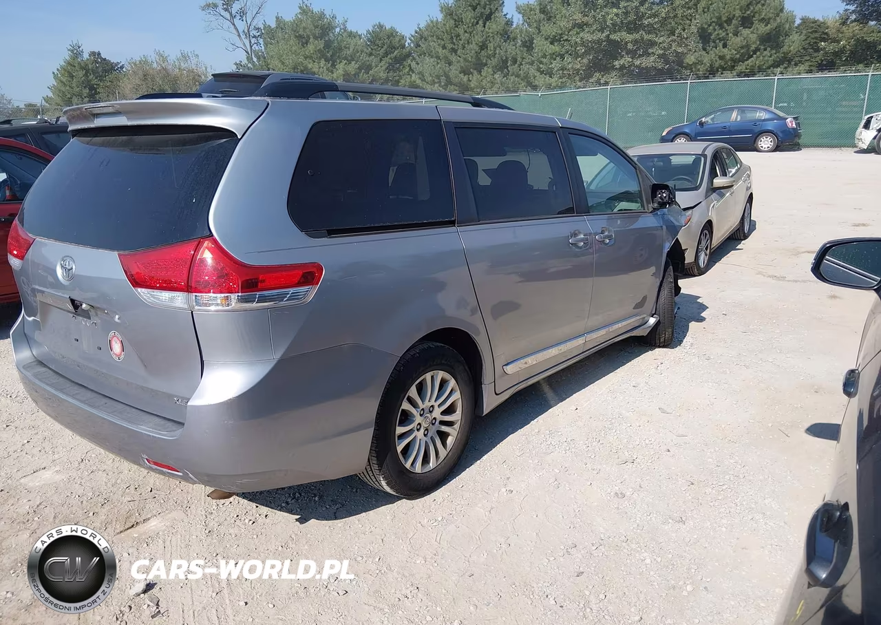 2013 Toyota Sienna Xle V6 8 Passenger VIN:5TDYK3DC3DS300783 - 4