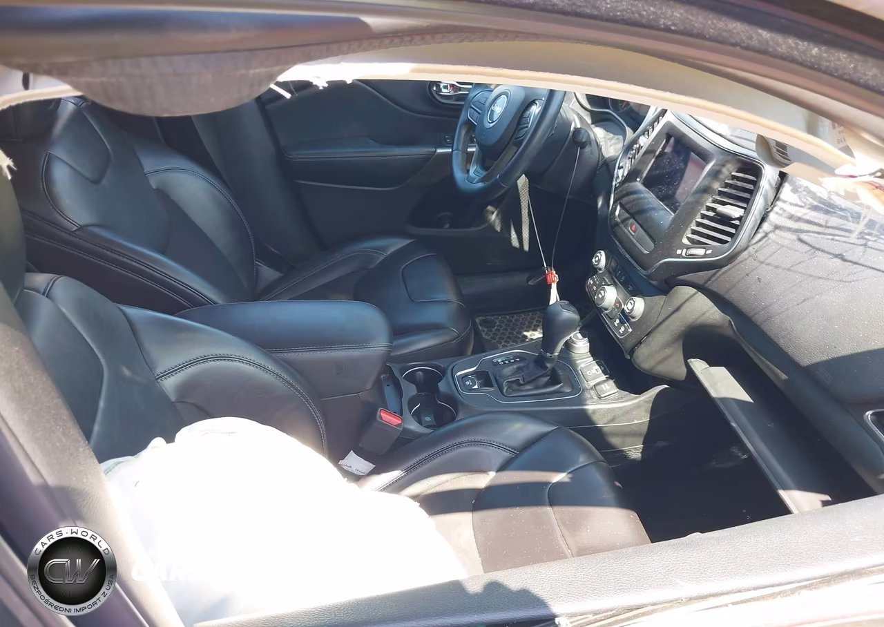 2019 Jeep Cherokee Latitude Plus 4X4 VIN:1C4PJMLXXKD217384 - 5