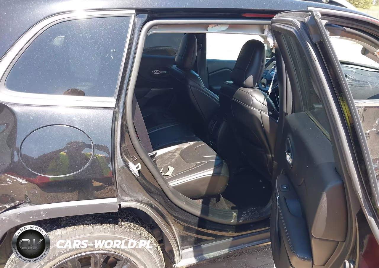 2019 Jeep Cherokee Latitude Plus 4X4 VIN:1C4PJMLXXKD217384 - 8