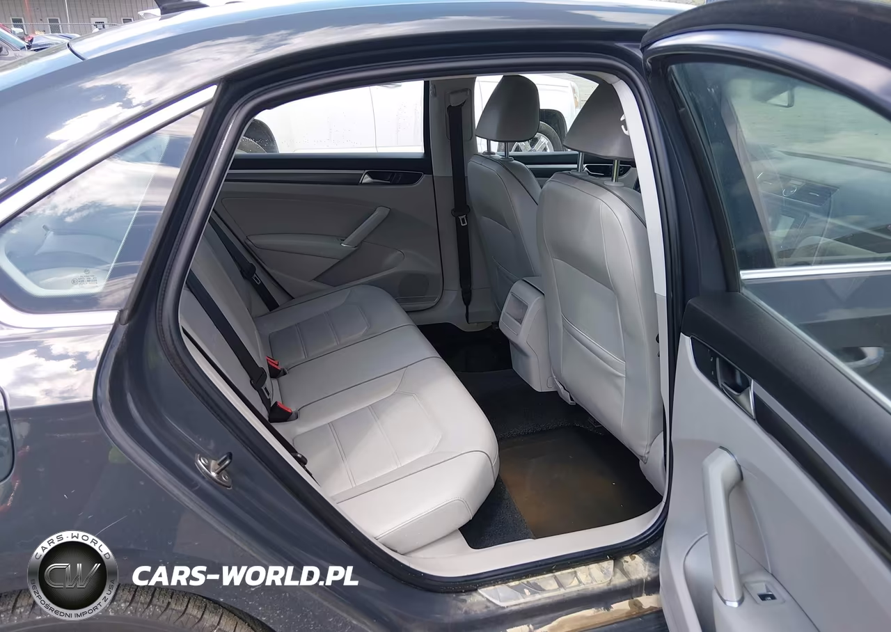 2017 Volkswagen Passat 1.8T R-Line VIN:1VWDT7A37HC000112 - 8